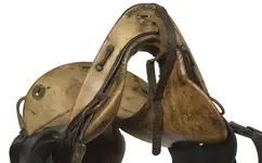 saddle_McClellan_Model1859_iron-hardware_pommel-frontview.webp