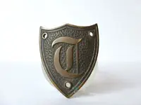 shield-emblem_Old-English-letter-T_nondug_TN_postedbyCurlysgold_Etsy.webp