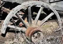 4544511-old-wagon-wheel.webp