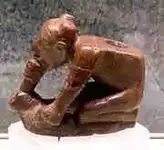 180px-_Man_smoking_from_frog_pipe__effigy_pipe_HRoe-2010.webp