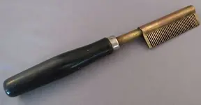 Antique-Brass-Comb-Wood-Handle-Barber-Salon-Tool.webp