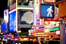 3389569-666052-keep-walking-new-york-traffic-sign-with-illuminated-and-blurred-background.webp 3389569-666052-keep-walking-new-york-traffic-sign-with-illuminated-and-blurred-background.webp