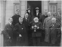 1021px-Loving_Cup_Presentation._Top_Row,_left_to_right,_Reverend_Harold_H._Kelley,_Mrs._J.E._...webp