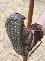 447px-Caligae_with_nails.webp