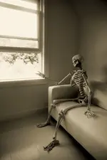 skeleton-waiting.webp