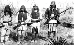 Apache_chieff_Geronimo_(right)_and_his_warriors_in_1886.webp