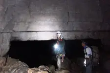 Puerta_geometrica_-_Cueva_de_los_Tayos.webp