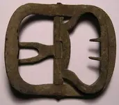 shoebuckle_Colonial_brass_fork-tongue-type_buckle-back.webp