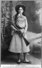 Annie_Oakley_-_Full_length_photograph_circa_1899.webp