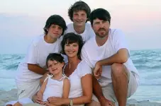 20-jase-and-missy-robertson-with-kids-on-the-beach-duck-dynasty-then-and-now.webp