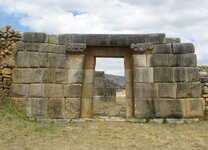 Huánuco_Pampa_Archaeological_site_-_doorway s.jpg