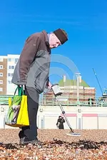 old-man-metal-detector-27091932.webp