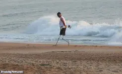 Beachcomber-with-Metal-Detector-Legs--42920.webp
