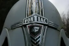 1940-Pontiac-Torpedo-Silver-Streak-4-Four-Door-Sedan-GM-C-Body-Flathead-Chief-Hood-Ornament-5.webp