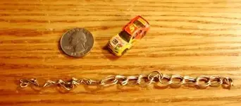 chain and mini car 001.webp
