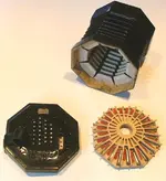 musical-instrument_Concertina_dismantled_Wikipedia.webp