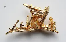 1280px-Gold-crystals.webp