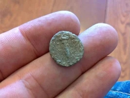 Deus elliptical HF finds 400-300 BC gold earring.