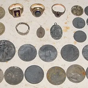 SILVER & GOLD - 3 GOLD RINGS - 10 SILVER DIMES (5 MERCS & 5 SIL.ROOS.) - 12 SIL.QUARTERS (1 BARBER, 3 STAND LIB. & 8 SIL.WASH.) - WALKING LIB.HALF - 1