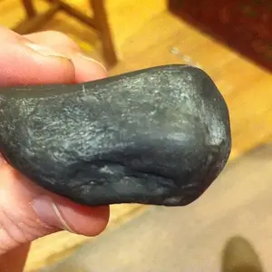Lump is vertical and attached to both sides not just one.