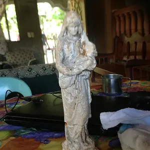 Statue of Maria with child