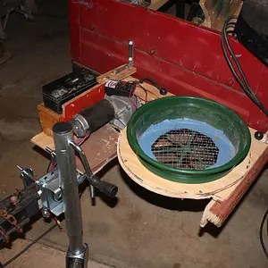 IMG 0087    Da shaking seive/classifier. run by a 12vdc scooter motor, much faster than by hand