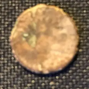 Indian Head penny. No date visible or anything beside the right side of he headdress. I'll take it.