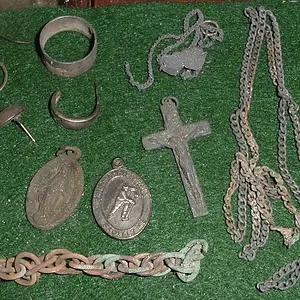 AUG 26TH FRESH WATER SILVER
2 SILVER EARINGS - SILVER RING - 3 SILVER RELIG.MED. - SILVER CHAIN - SILVER BRACELET