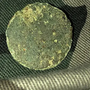 Tomback button