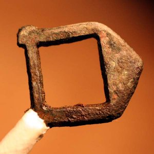 half of 1600s  trapezoidal buckle - see one here : http://www.ukdfd.co.uk/ukdfddata/showrecords.php?product=25343&cat=176