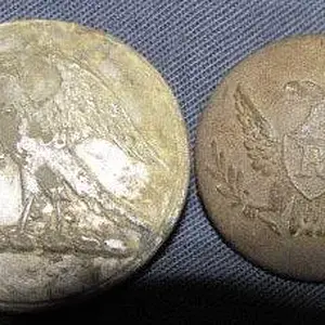 A Fieldmen's button with the Riflemen's button already viewed.