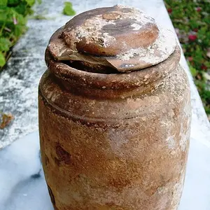shipwreck jar with top and flint 2 RESIZED