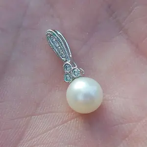 7 diamonds 1 pearl 10K Pendant