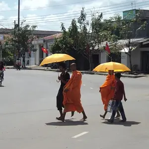 monks in tra vinh