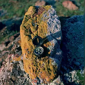 0100 Power rock turns compass 90 degrees north laid on top