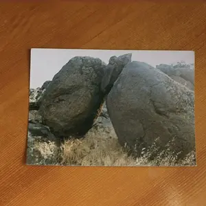 0118 B Leaner rocks with wedge that points down to the ground,,,follow the pointer