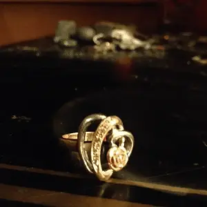 14k 5.8g tri gold ring.