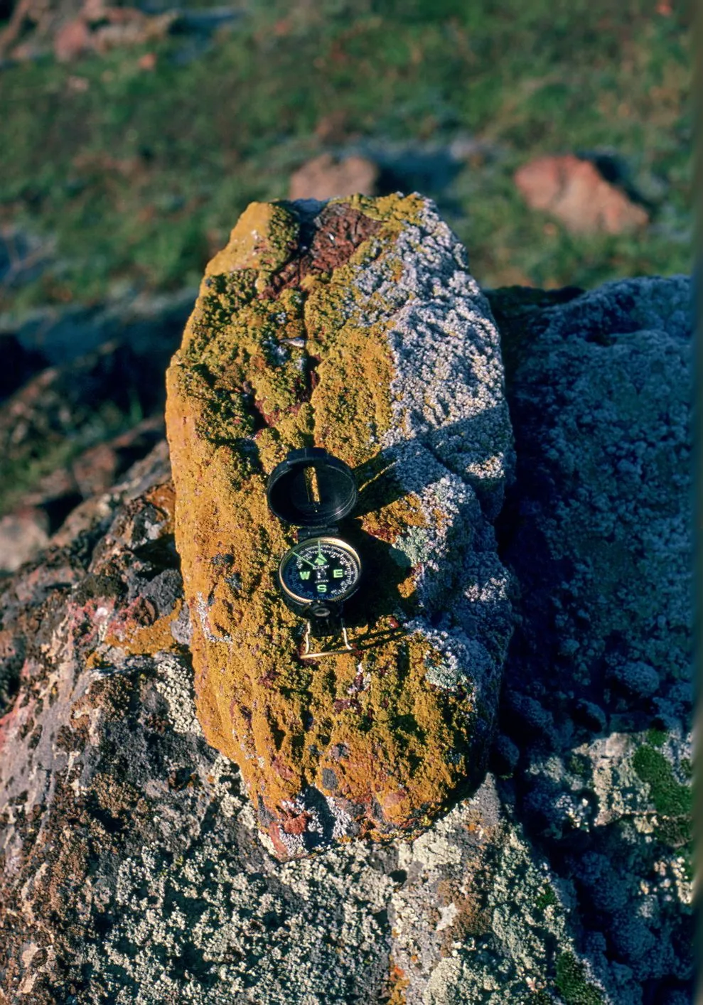 0100 Power rock turns compass 90 degrees north laid on top