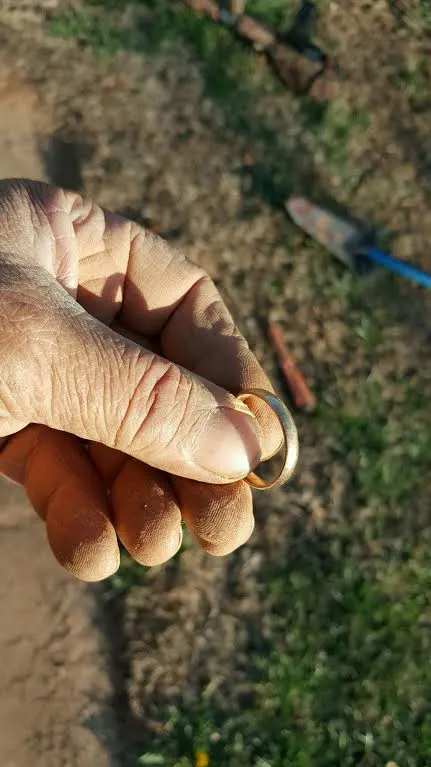 10k gold wedding band. It was pretty big!