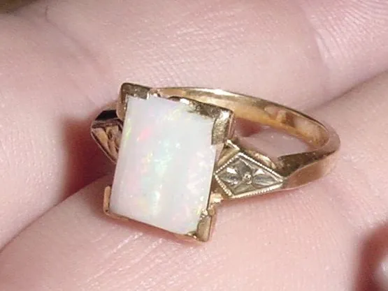 14K OLD GOLD OPAL