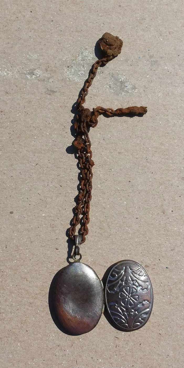 20150919 A possibly silver locket found at an old church in Madison county with the Tejon.