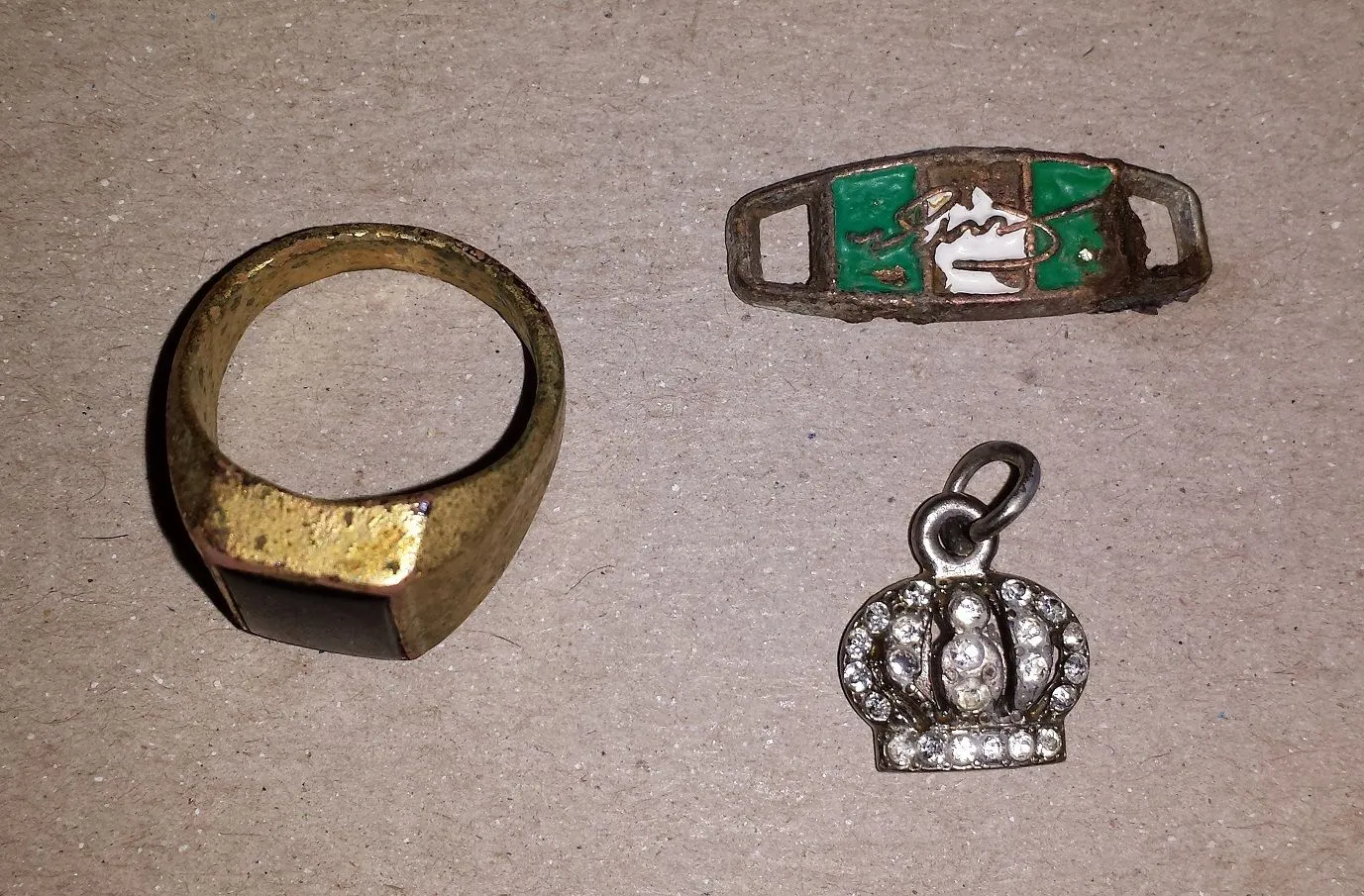 20151128 Gold plated ring marked 18k, an unmarked silver looking pendant and some unknown object found in Richland Eastside Park with the F44.