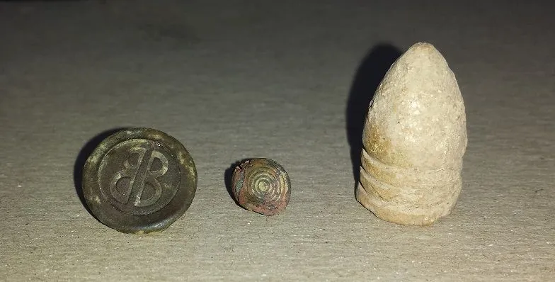 20160102 3Ringer and cufflink found with the Tejon in Copiah county.