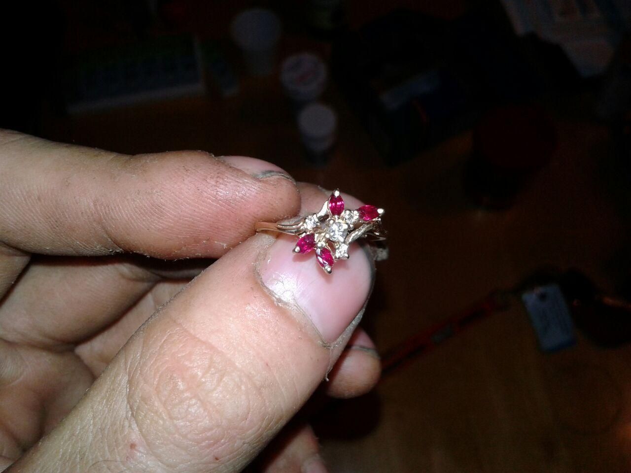 4 red Rubys 4 diamonds 14kt gold ring