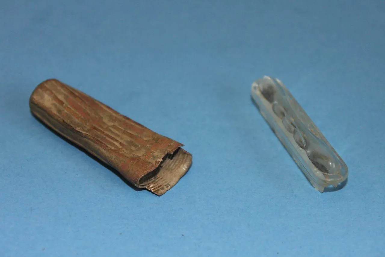 5 11 Two any clue as to what these two items are?