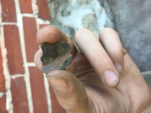 "5 Burnett" Token of some sort. Will update if I find anything out.