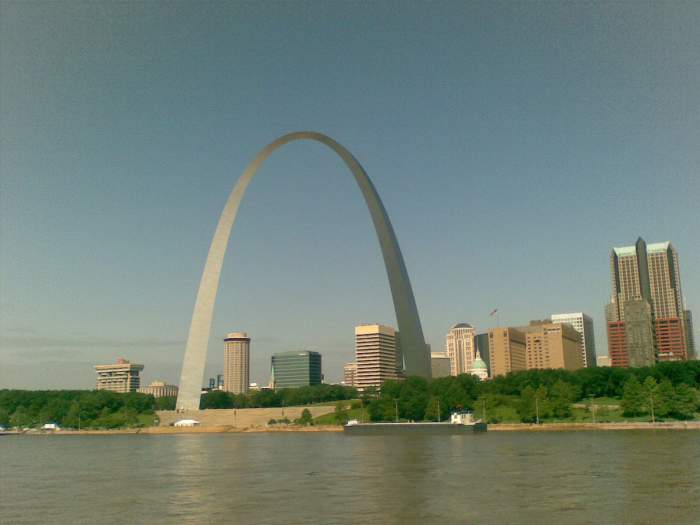 arch at St. Louis - A picture of the arch from the upper miss. river.