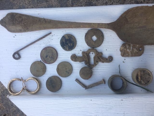 End of 2 1/2 hour hunt on 21st... w/ other half of found earring. Qianlong Cash Coin, coin spill of buff, 3 early wheats and IHP. Great day!