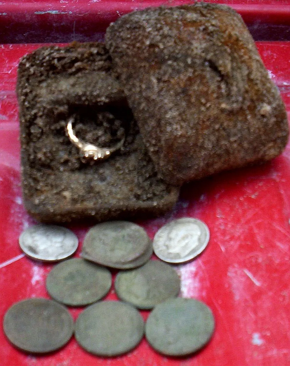 Finds from an old parsonage site. A Merc, a Rosie, 3 Indians, 3 Wheaties,  and a 10K ring found still in its box. Now that was a VERY weird signal tha