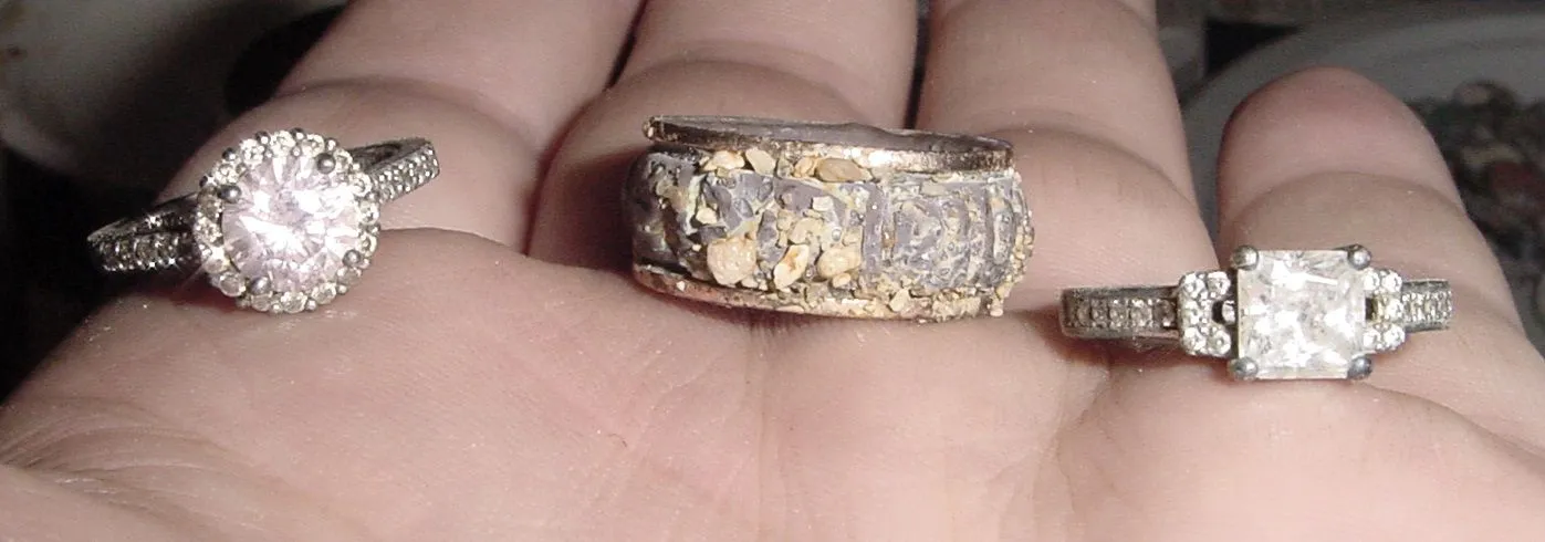 FLA. SILVER - MIDDLE RING HAS GOLD RIMS